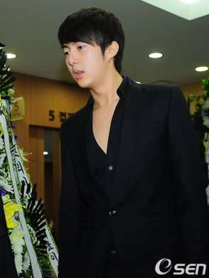 Hyung Joon pensando en Park Yong Ha durante ‘Music High’ Hjb-funeral012